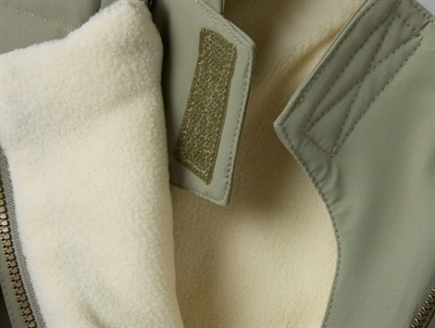 Detalje af foer i Lil\' Atelier flyverdragt overland trek