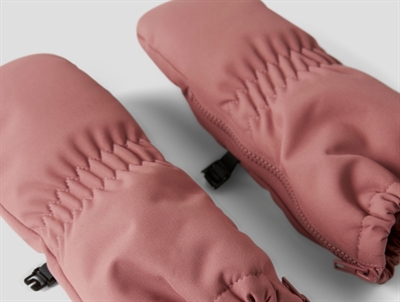 Nærbillede af Lil\' Atelier luffer i rosa withered rose med teddyfor