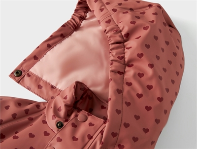 Hætte med detaljer på Lil\' Atelier regnsæt rosa med hjerteprint