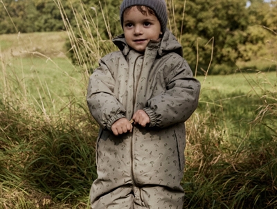 Lil' Atelier flyverdragt i brun overland trek med svampeprint set på barn i natur
