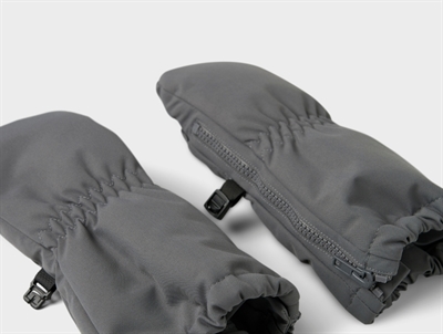 Nærbillede af Lil\' Atelier vanter i grå poppy seed med teddyfor