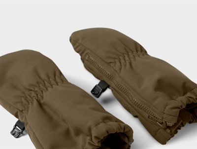 Nærbillede af Lil\' Atelier luffer i brun sea turtle med teddyfor