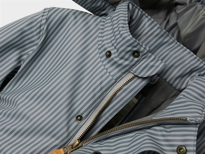 Lil\' Atelier gummiflyverdragt grey med striber og fleecefor lynlås detalje