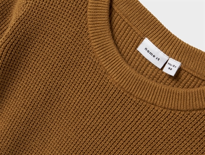 Name It striktrøje i gylden brun nuance med strukturstrik og rund hals