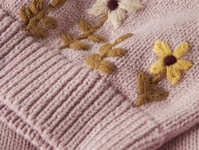 Detalje af broderede blomster på Name It cardigan i burnished lilac
