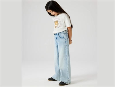 Name It skater jeans i light blue bleached denim på model