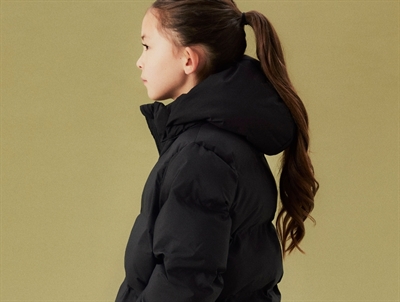 Pige iført sort Name It pufferjakke