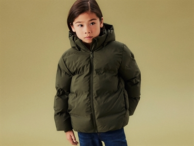 Dreng iført mørkegrøn Name It pufferjakke