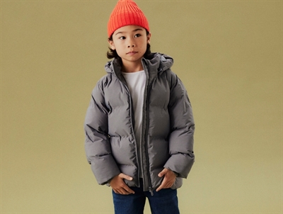 Barn iført grå Name It pufferjakke quiet shake