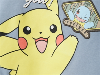 name it pokemon bluse i lyseblå nuance med pikachu print