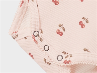 Lil\' Atelier body i lys rosa nuance med kirsebærprint og flæser