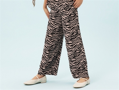 Pige klædt i Name It bukser i lilla nuance med zebraprint