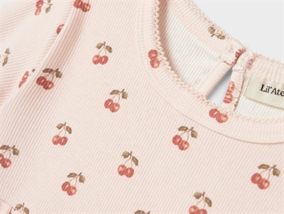 Lil\' Atelier kjole i lys rosa nuance med kirsebærprint