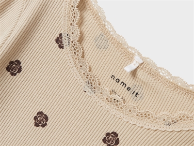 name it bluse i beige nuance med blomsterprint