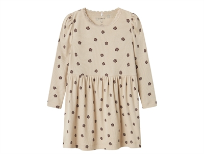 Beige kjole med blomsterprint og blondekant fra Name It