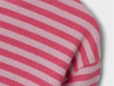Detalje af stribet bluse fra Name It i rosa og pink