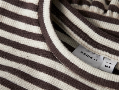 Detalje af stribet brun og råhvid bluse fra Name It