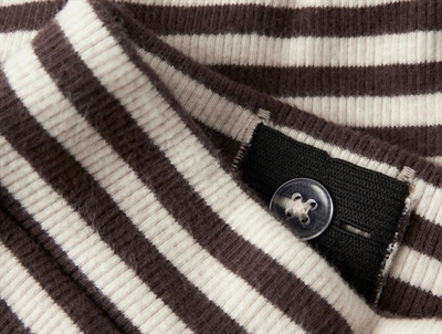 Stribede bukser i brun og råhvid fra Name It med flæsekant