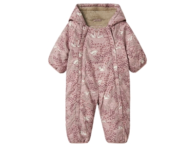 Name It flyverdragt i woodrose med svaneprint set forfra