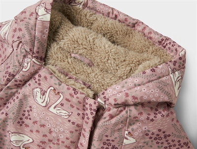 Hætte med foer på Name It flyverdragt woodrose med svaneprint