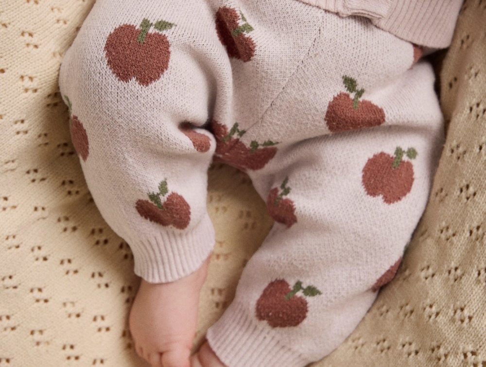 Lil' Atelier Strikbukser Hushed Violet Med Æbleprint - Str. 1m 56cm billede