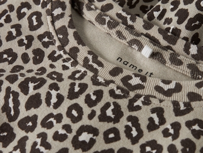 Name It kjole i beige nuance med leopardprint og lange ærmer
