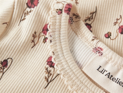 bluse i turtledove fra Lil\' Atelier med blomsterprint og blondekant ved halsen
