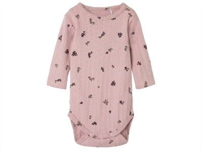 Detalje af Name It body burnished lilac i rib med blomsterprint