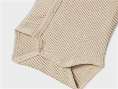 Detalje af Name It body peyote med wraplukning i rib