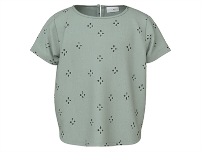 top fra Name It i grøn nuance med broderet blomsterstruktur og knaplukning