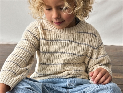 Lil' Atelier striktrøje i råhvid nuance med grå striber