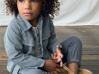 stribet skjorte i dark blue denim fra Lil' Atelier med knapper og brystlommer