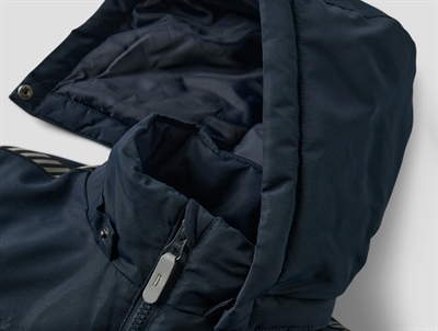 Detalje af aftagelig hætte på mørkeblå jakke fra Name It