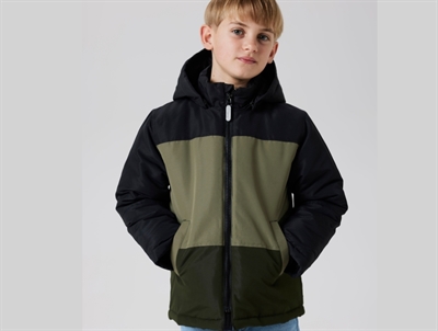 Dreng med Name It jakke dusty olive