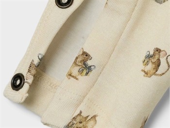 Detalje af museprint og trykknapper på Lil\' Atelier heldragt i turtledove