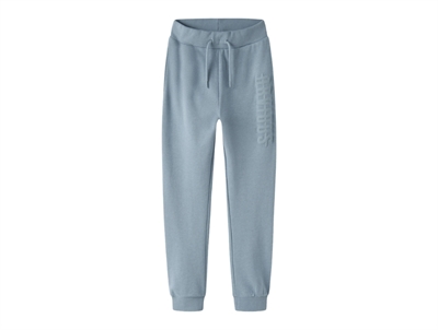 Name It sweatpants i blå nuance set forfra