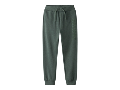 Name It sweatpants i grøn nuance set forfra