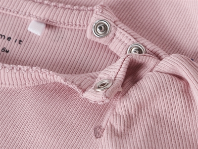 Name It Baby body i burnished lilac med hjerteprint og pufærmer