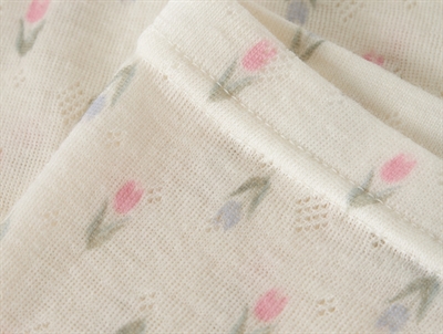 Name it leggings i merinould råhvid med blomsterprint closeup ved stof