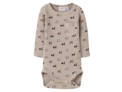 Name It Baby body i island fossil med print og brystlomme