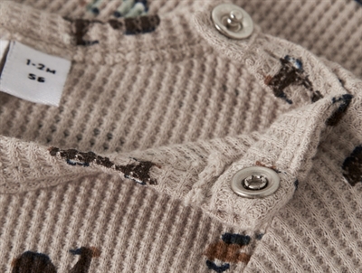 Name It Baby body i island fossil med print og brystlomme