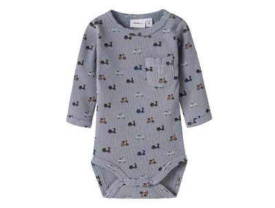 Name It Baby body i tradewinds med print og brystlomme