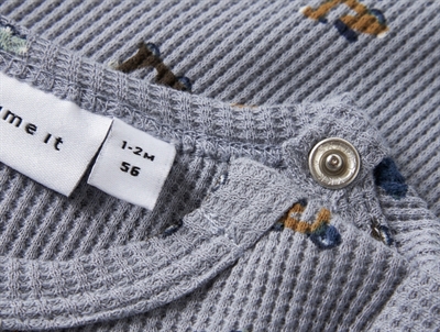 Name It Baby body i tradewinds med print og brystlomme