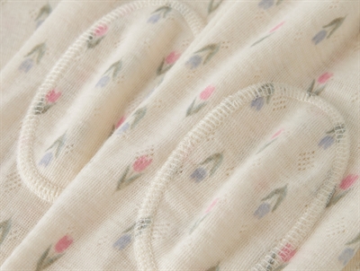 Name it leggings i merinould råhvid med blomster og knælapper closeup