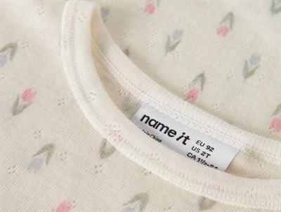 Name it bluse i merinould råhvid med blomsterprint closeup ved hals
