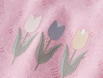 Name it bluse i merinould rosa med blomsterprint closeup ved print