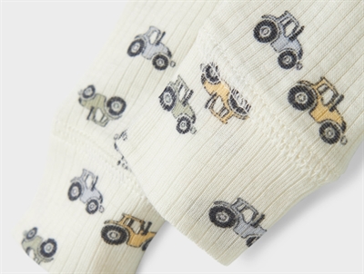 Name it leggings i merinould råhvid med traktorer closeup ved stof