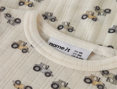 Name it body i merinould råhvid med traktorer closeup ved hals