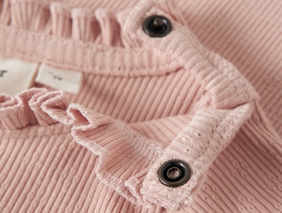 Lil\' Atelier body i blød økologisk bomuld med flæsekant