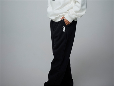 Dreng iført Name It sweatbukser sort loose fit